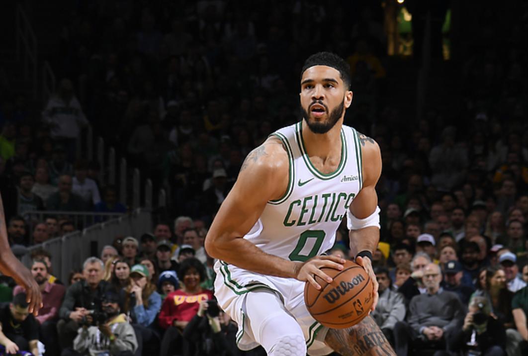 塔图姆回归赛场，败北首场状态亮眼，美国队观众沸腾！